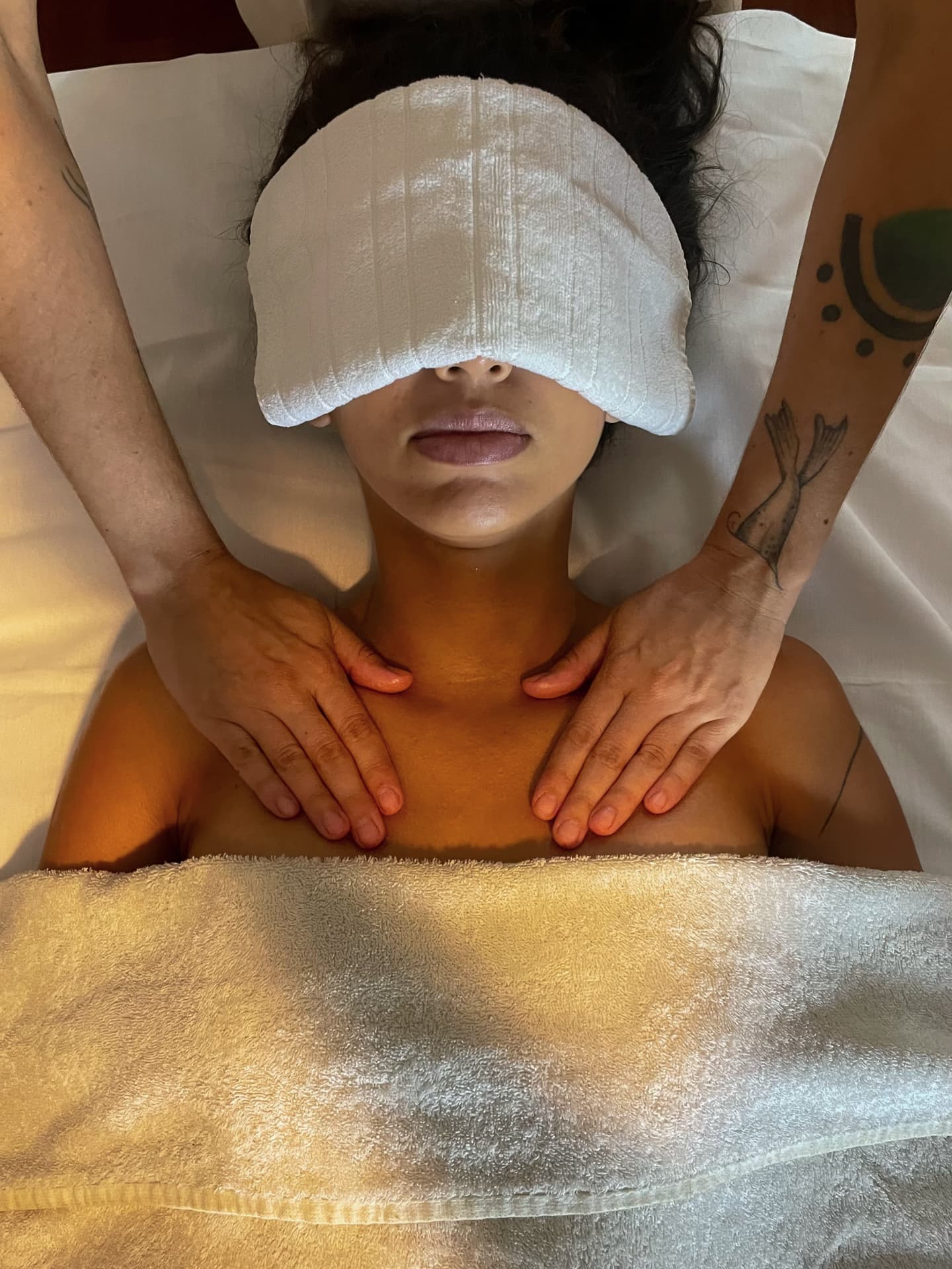 Hóspede recebendo atendimento de massagem