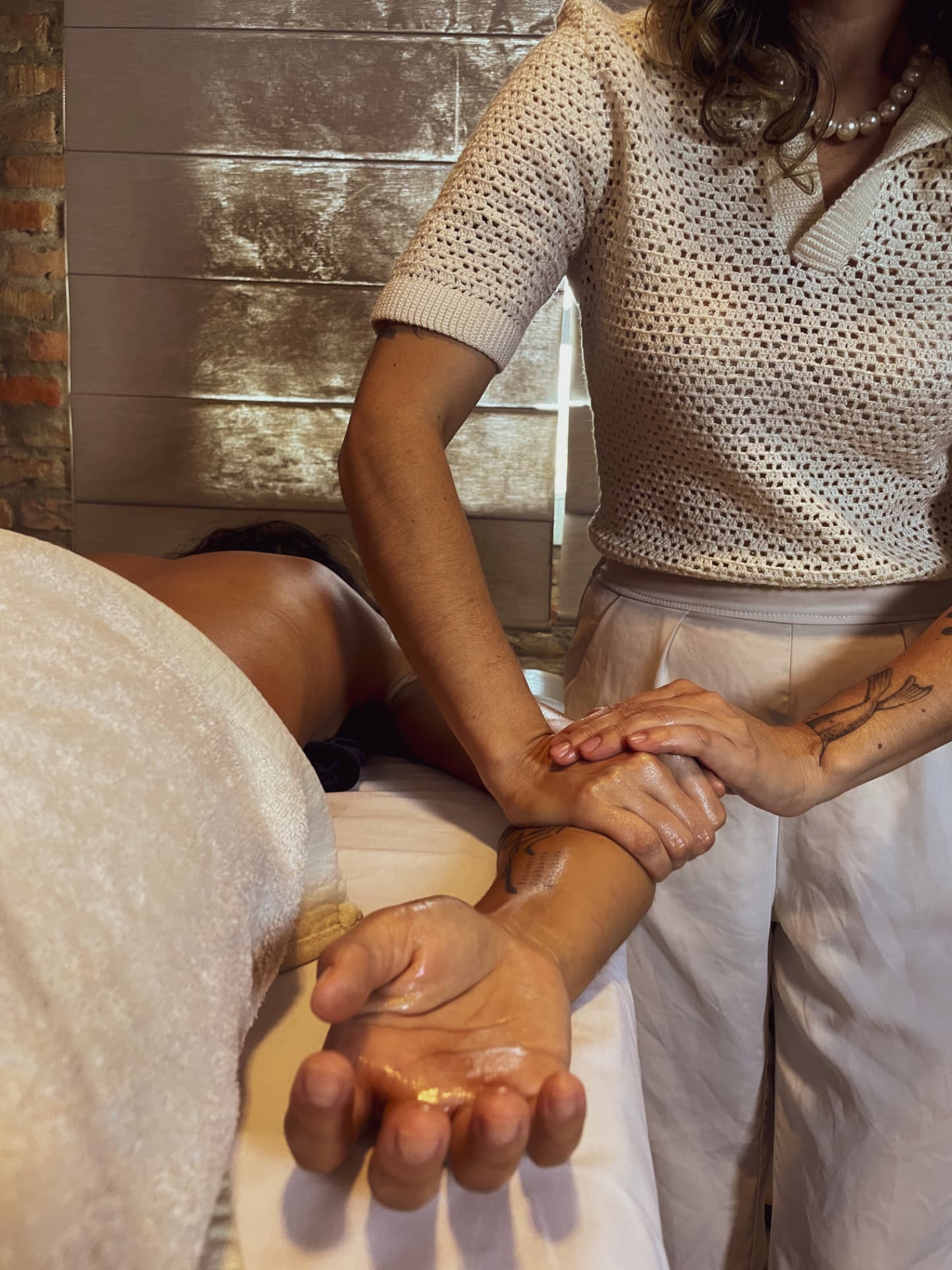 Detalhe das mãos durante a massagem